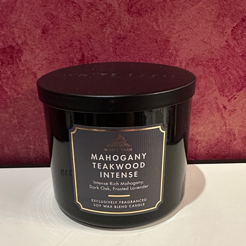 White Barn Mahogany Teakwood Intense Candle - Black and Gold